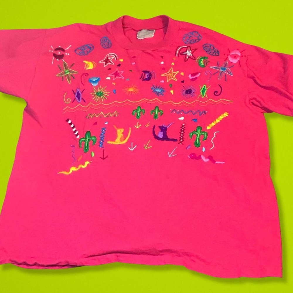 Embroidered bright pink 80s style tshirt Art Deco - Picture 2 of 3